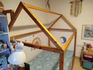 Cama Montessori Casita Madera Barnizada
