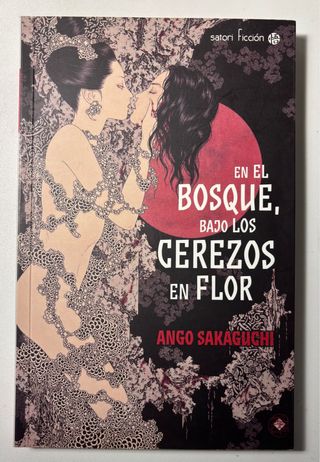 En el bosque, bajo los cerezos en flor