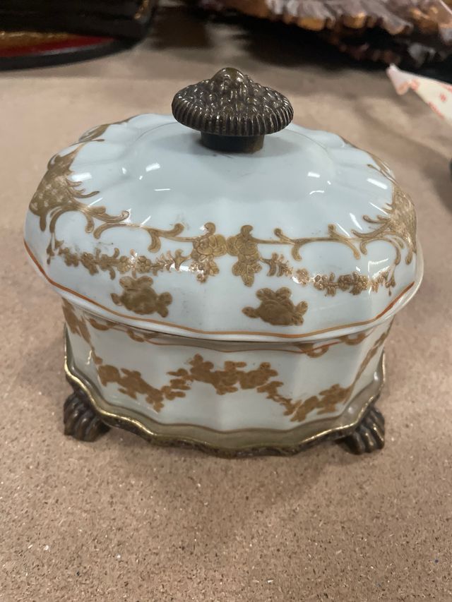 Scatola portagioie vintage in porcellana con base in metallo 15 x 15