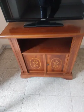Mobile TV in legno con ante