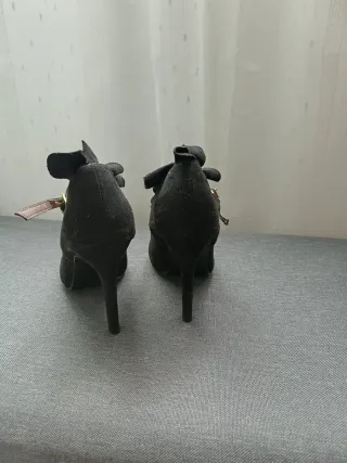 Tacones negros con volantes