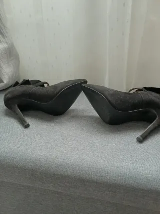 Tacones negros con volantes