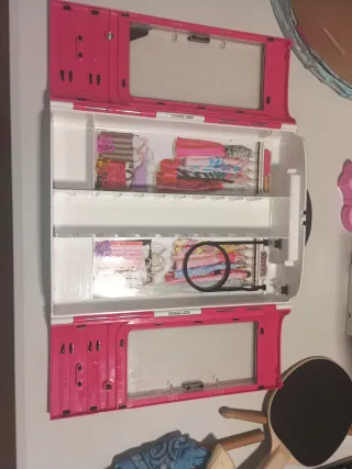 Armario Barbie Rosa con Ropa y Accesorios