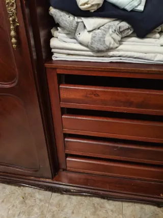 Armario de madera oscuro