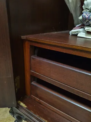 Armario de madera oscuro