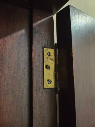 Armario de madera oscuro