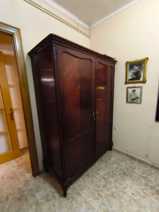 Armario de madera oscuro