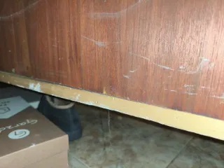 Armario de madera oscuro