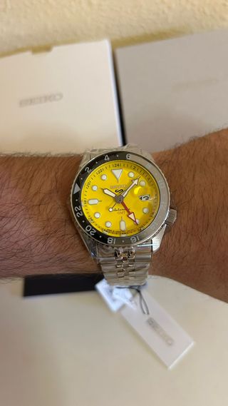 Reloj Seiko 5 Sports GMT Automático Amarillo