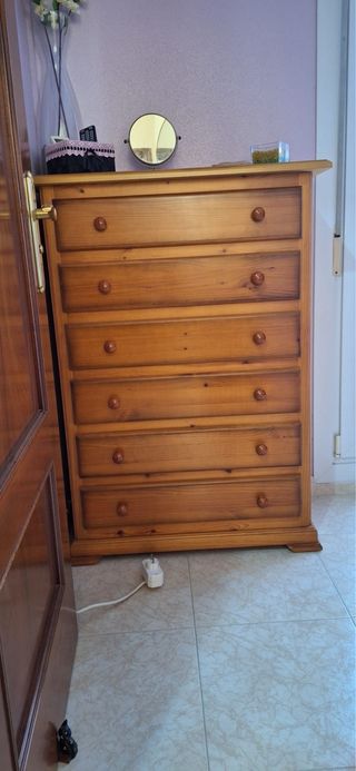 Cómoda de madera con 7 cajones