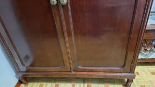 Armario y mesilla de madera