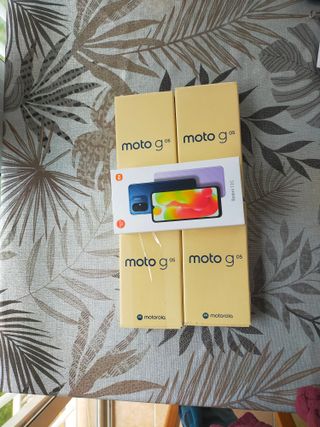 4 Motorola Moto G05 y 1 Xiaomi Redmi 12