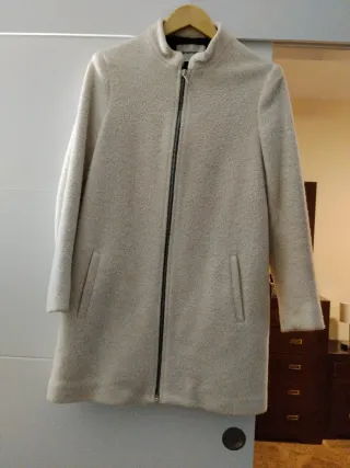 Abrigo Stradivarius Beige Negro