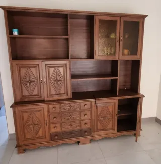 Mueble de madera tallada
