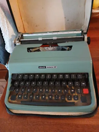 Macchina da scrivere Olivetti Lettera 32