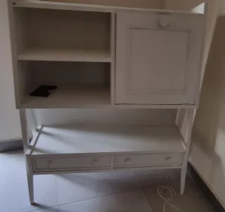 Mueble blanco de madera