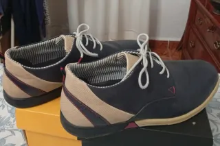 Zapatos sport azul marino y beige