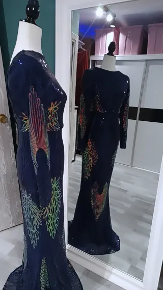 Vestido de fiesta azul con lentejuelas