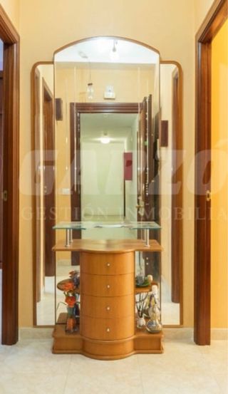 Mueble recibidor con espejo y cajones