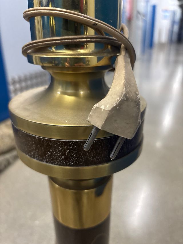 Lámpara de pie de latón – estilo clásico