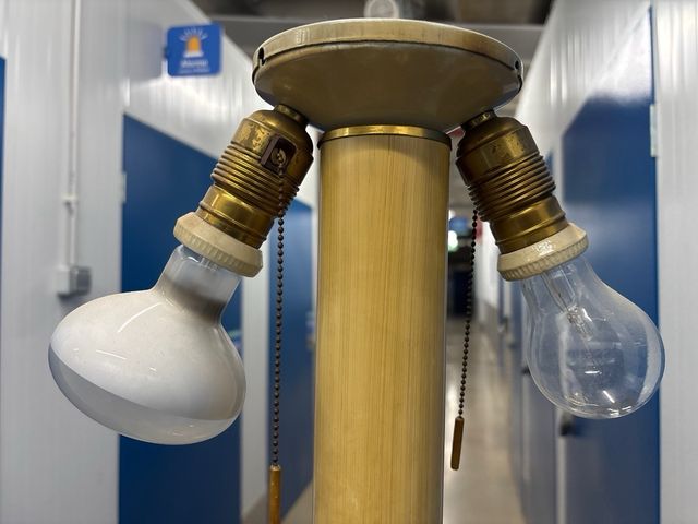 Lámpara de pie de latón – estilo clásico