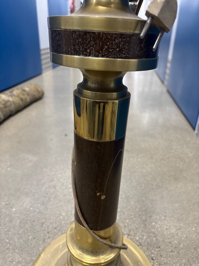 Lámpara de pie de latón – estilo clásico