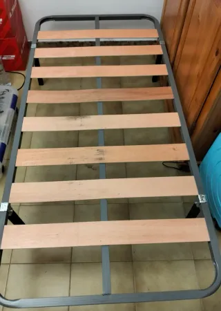 Somier metálico con láminas de madera, son dos.