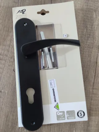 Manillar de puerta negro con placa