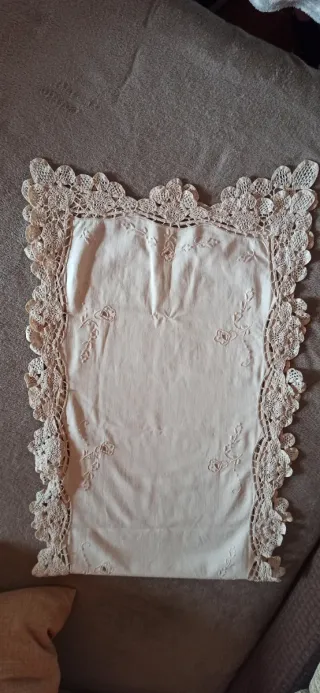 Camino de mesa beige con encaje