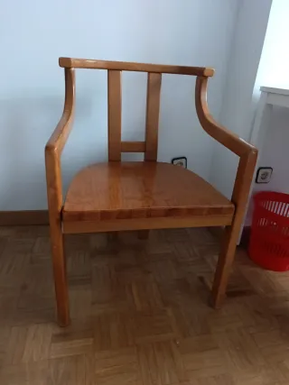 Silla de madera marrón