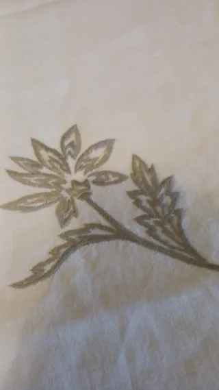 Copriletto in lino ricamato