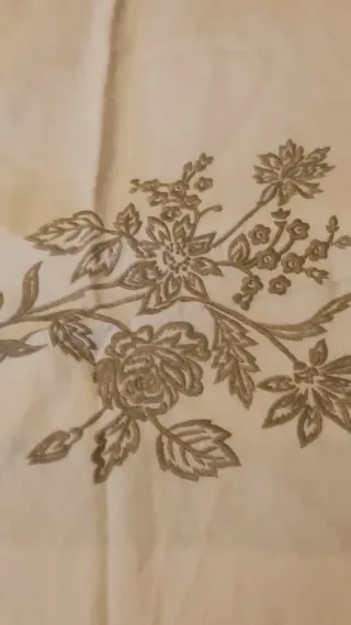 Copriletto in lino ricamato