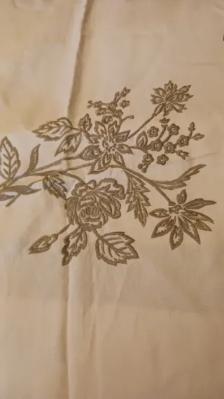 Copriletto in lino ricamato