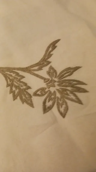 Copriletto in lino ricamato