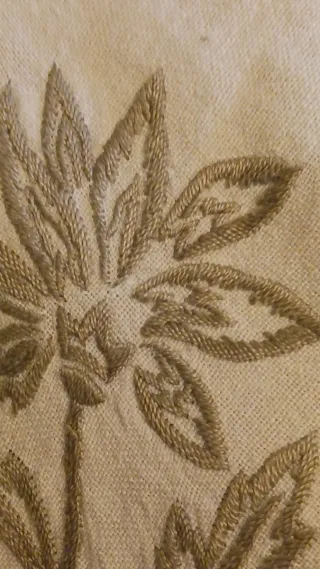 Copriletto in lino ricamato