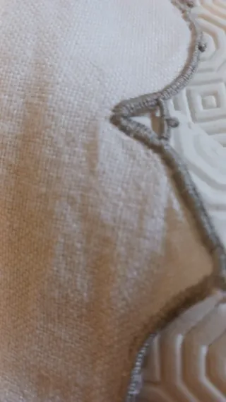 Copriletto in lino ricamato