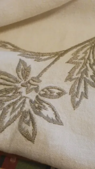 Copriletto in lino ricamato