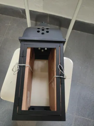 Farol decorativo de metal negro.