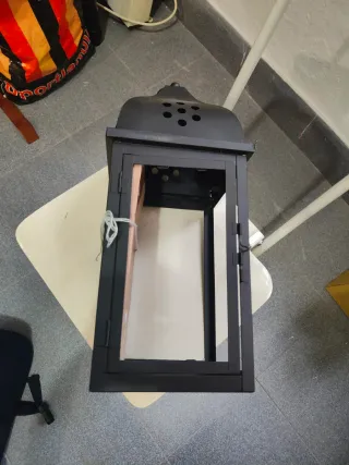 Farol decorativo de metal negro.