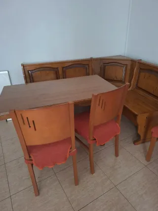Mesa, banco esquinero y 4 sillas