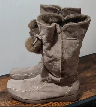 Stivali scamosciati con pon pon