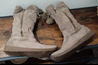 Stivali scamosciati con pon pon