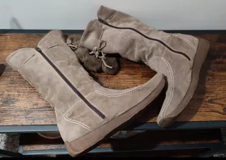 Stivali scamosciati con pon pon