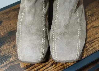 Stivali scamosciati con pon pon