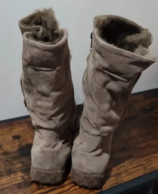 Stivali scamosciati con pon pon