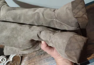 Stivali scamosciati con pon pon