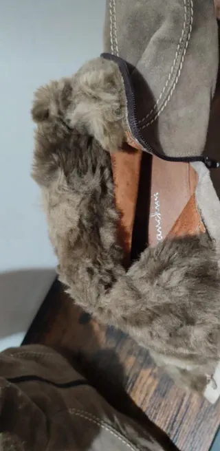 Stivali scamosciati con pon pon