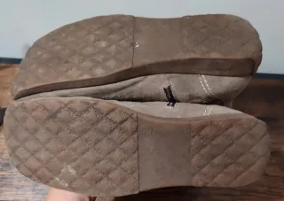 Stivali scamosciati con pon pon