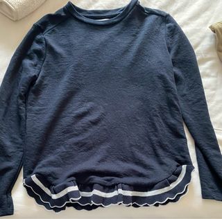 Jersey azul marino con volantes plateados