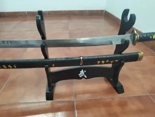 Katana con soporte